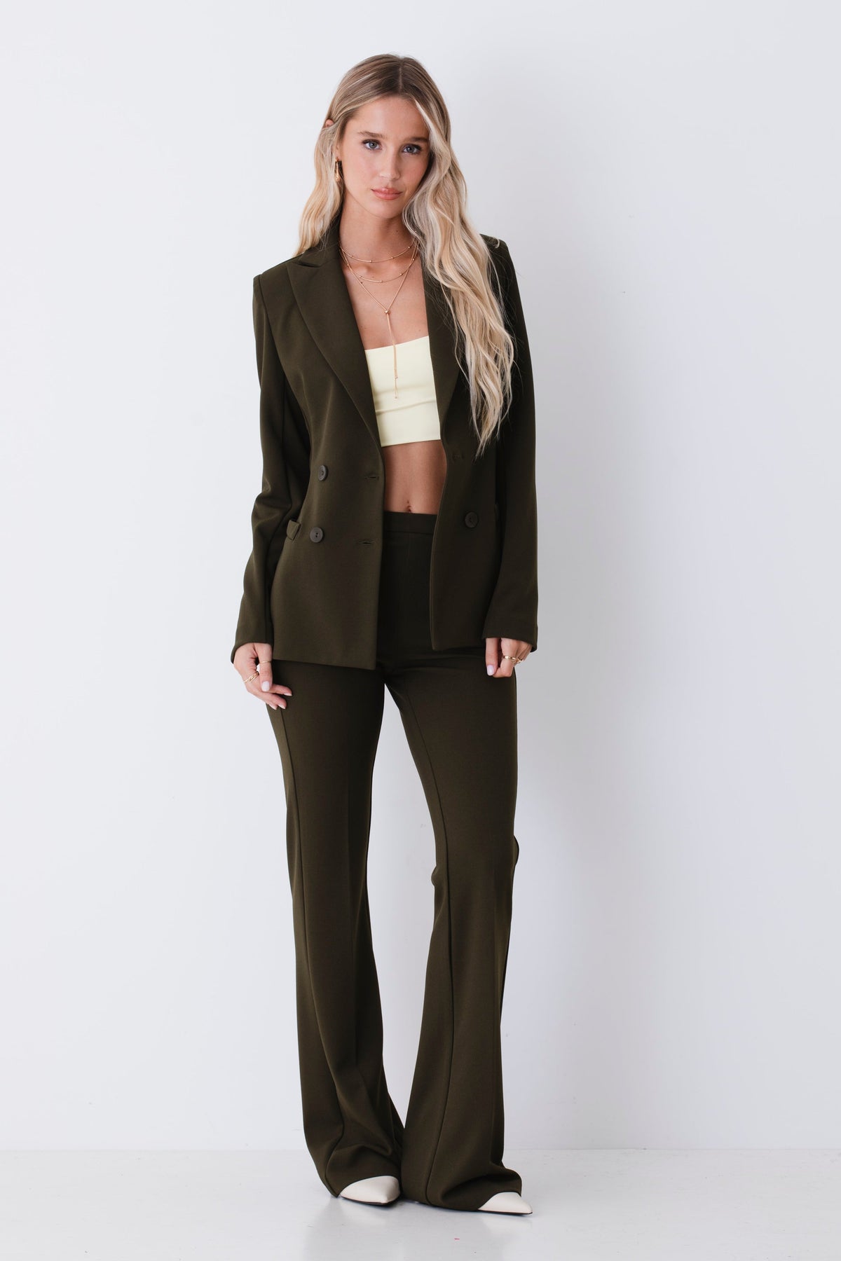 Conjunto Blazer Valentina en color Musgo, americana cruzada y pantalón acampanado, vista frontal