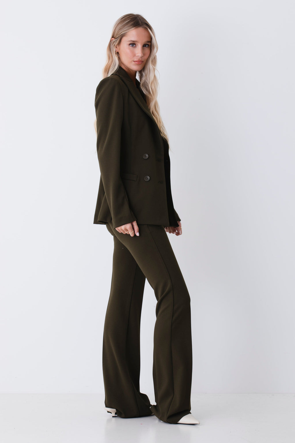 Conjunto Blazer Valentina en color Musgo, vista lateral de cuerpo entero