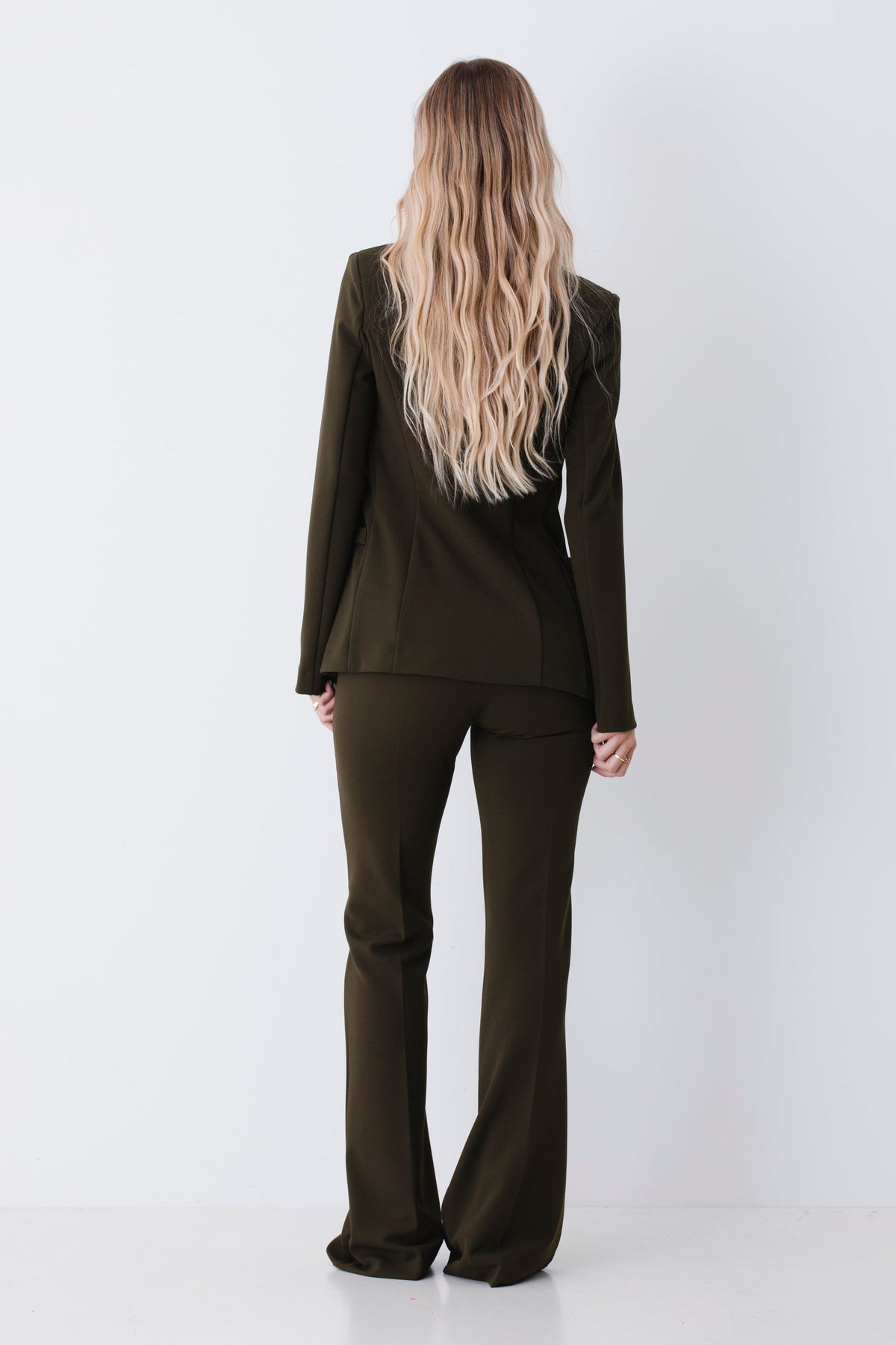 Conjunto Blazer Valentina en color Musgo, vista trasera con cierre del pantalón