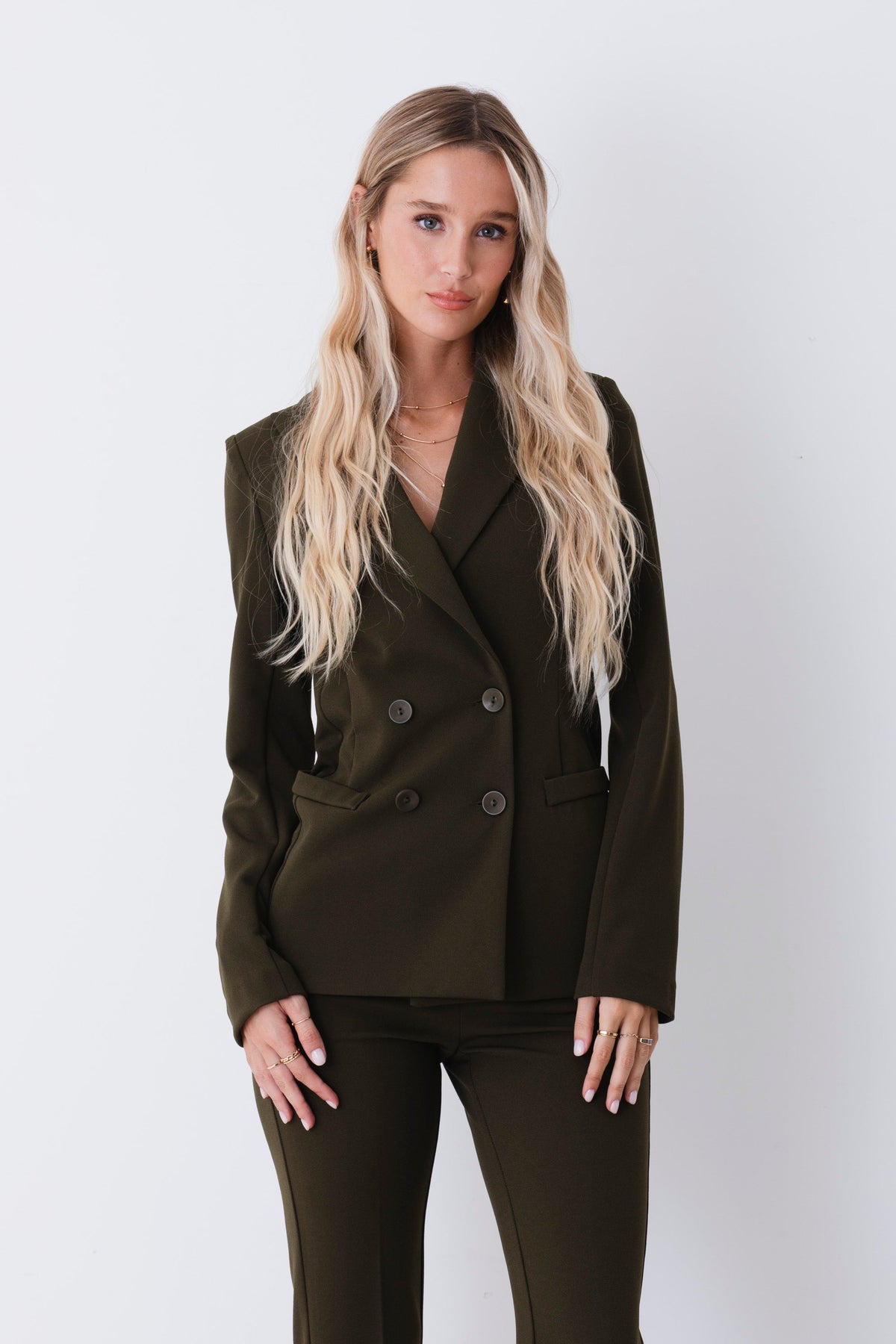 Conjunto Blazer Valentina en color Musgo, detalle de la americana de doble botonadura