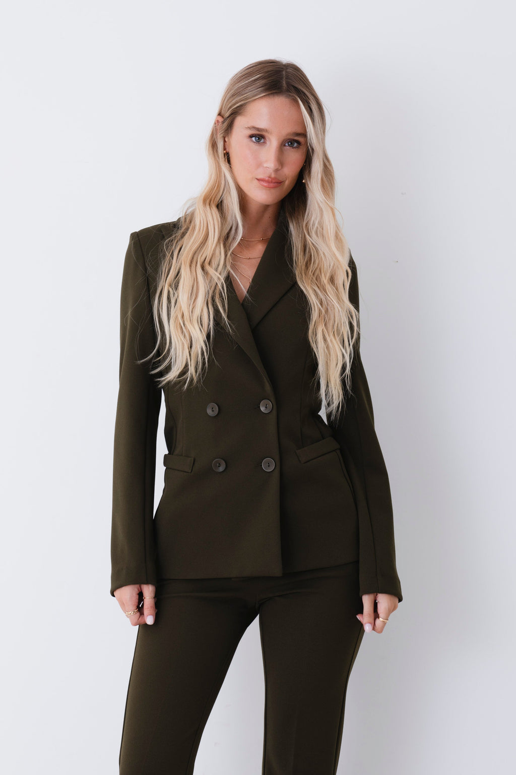 Conjunto Blazer Valentina en color Musgo, detalle de botones y bolsillos de pala