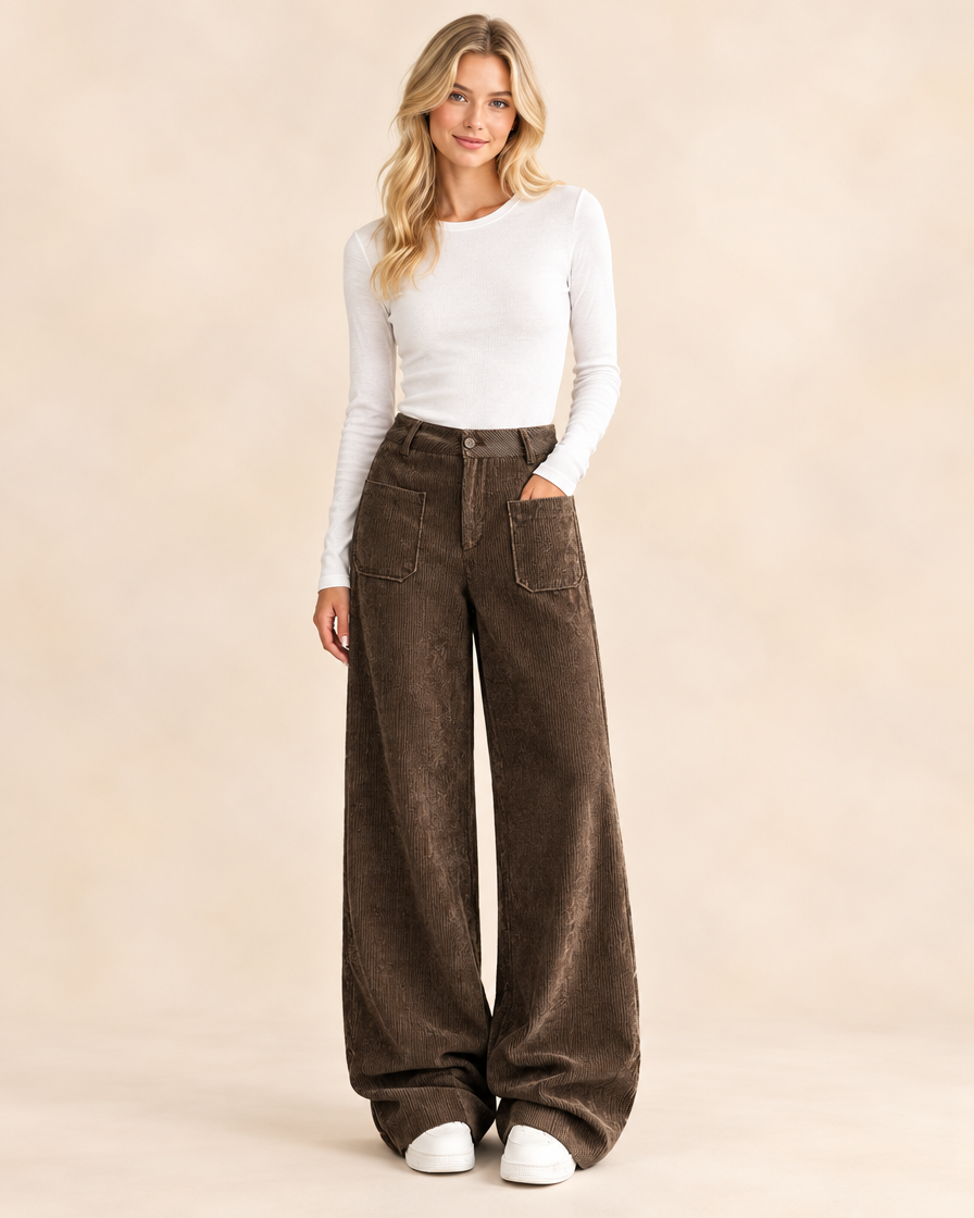 Pantalón Ancho Carla™ - modelo luciendo el pantalón café de pana